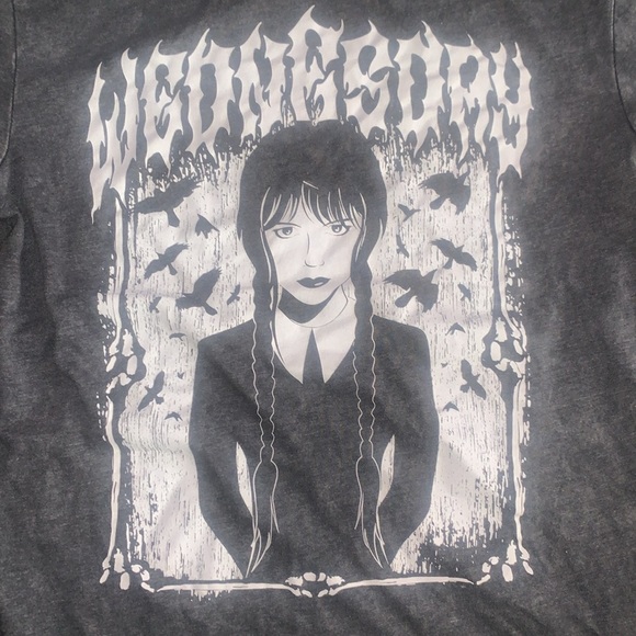 Juniors size Medium ,“WEDNESDAY” charcoal gray & white baby doll tee EUC - Picture 2 of 3